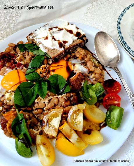 Haricots blancs sautés aux œufs et tomates cerise, toasts à la ricotta.