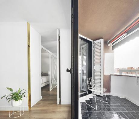 Un espace décloisonné et habillé de noir et blanc pour cet appartement à Barcelone
