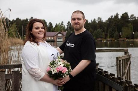 Un couple se marie en jeans et en t-shirts pour montrer que les mariages ne sont pas forcément chers