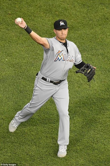 Bière artisanale – Austin Dean des Miami Marlins montre son but parfait en frappant la pyramide de canettes de bière dans la foule
– Bière blonde Austin Dean des Miami Marlins montre son but parfait en frappant la pyramide de canettes de bière dans la foule