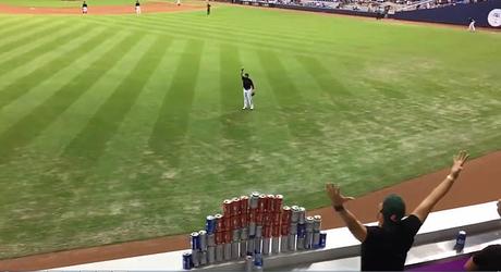 Bière artisanale – Austin Dean des Miami Marlins montre son but parfait en frappant la pyramide de canettes de bière dans la foule
– Bière blonde Austin Dean des Miami Marlins montre son but parfait en frappant la pyramide de canettes de bière dans la foule