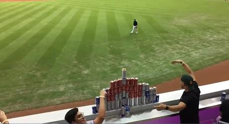 Bière artisanale – Austin Dean des Miami Marlins montre son but parfait en frappant la pyramide de canettes de bière dans la foule
– Bière blonde Austin Dean des Miami Marlins montre son but parfait en frappant la pyramide de canettes de bière dans la foule