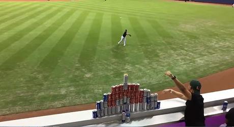 Bière artisanale – Austin Dean des Miami Marlins montre son but parfait en frappant la pyramide de canettes de bière dans la foule
– Bière blonde Austin Dean des Miami Marlins montre son but parfait en frappant la pyramide de canettes de bière dans la foule