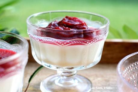 Panna cotta au yaourt grec et compotée de prunes