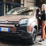 La chanteuse Ava Max au volant de la nouvelle Fiat Panda Trussardi, la première « Panda de luxe »