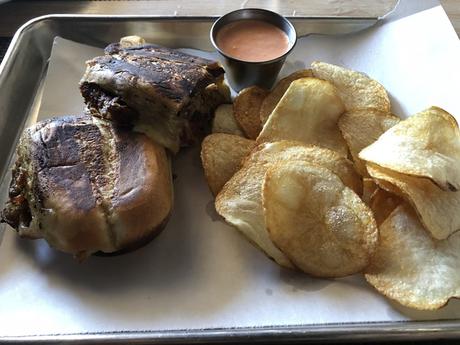 Un cubano fortement grillé et des frites maison sérieuses.