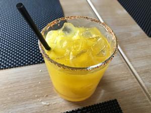 Un mage à la mangue margarita avec de la tequila à l'infusion de habanero.