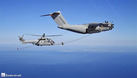 L’Airbus A400M effectue une première série de contacts secs en vol avec un hélicoptère
