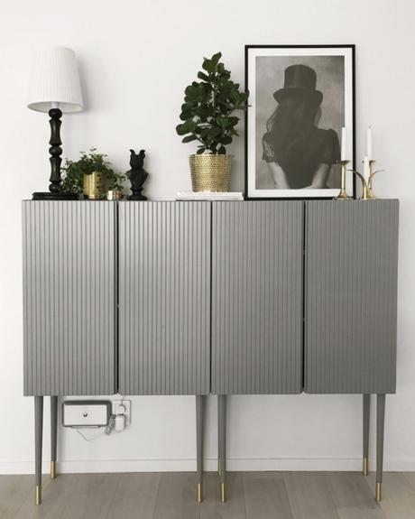 clemaroundthecorner meuble gris finition laiton sobre élégant idée déco salon Ikea hack IVAR