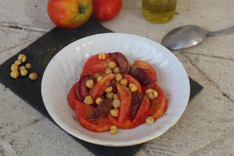 Cuillère et saladier : Salade de tomates, pêches, pois chiche et cumin