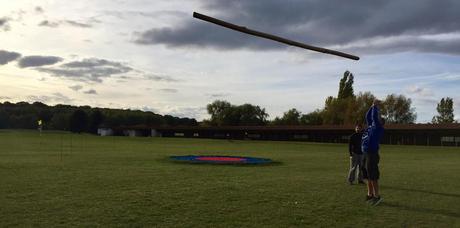 Jeter des troncs, soulever des pierres: aux épreuves de force, Luzarches à l'heure écossaise