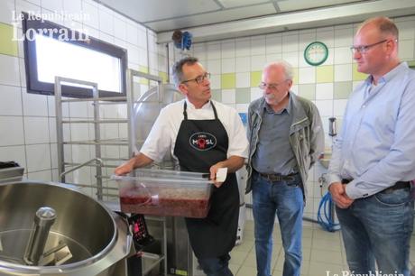 MONTDIDIER.- Régis Kriegel, confiseur de Lorraine Basket, a expliqué aux visiteurs comment il avait fabriqué son confiture de figues du Var. Il ne travaille que des produits de saison, les poires sont pelées à la main. Les confitures de fleurs de pissenlit, de poire à la cardamome, de prune cerise, etc. ont ravi les papilles gustatives des visiteurs. Photo RL.