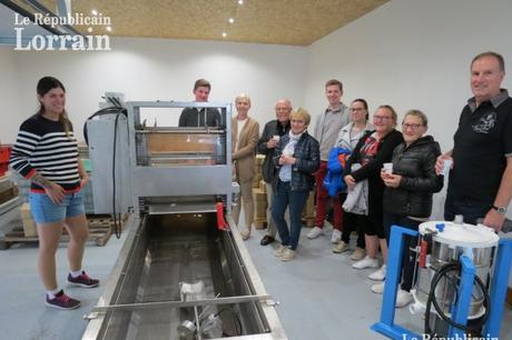 Craft beer – Édition de Sarrebourg Château-Salins | Des photos. L’opération de ferme en ferme est un succès en Moselle-Sud
– Bière blonde RODALBE.- Chez Wendy, cela a sonné le dimanche, mais pas à cause des travailleurs infatigables. La société installée à Rodalbe depuis 2011 produit entre 15 et 25 tonnes de miel par an, en fonction des risques. En plus de cette production, Wendy Pfauwadel s'est également spécialisée dans l'élevage et l'insémination de reines. Au total, entre l’élevage et la production, Wendy Pfauwadel s’occupe de 1000 à 1500 ruches. Photo RL.