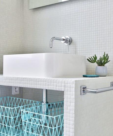 studio paris 18m2 parisien meuble sur mesure mosaïque blanche rangement vasque à poser la salle de bain - blog déco - clem ATC