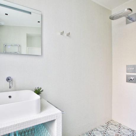 salle de bain mosaïque blanche douche italienne lavabo bleu blanc vasque à miroir led - blog déco - clem around the corner