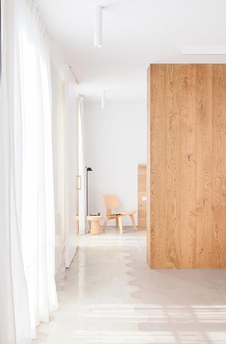 Une longue façade de chêne pour rythmer l’intérieur de cet appartement de Barcelone