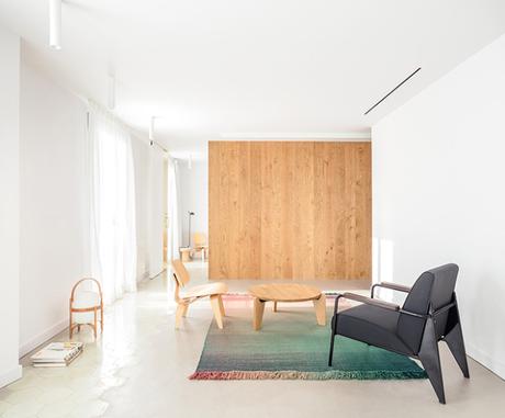Une longue façade de chêne pour rythmer l’intérieur de cet appartement de Barcelone