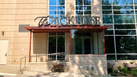 Qu'est-ce qui prend l'espace de The Packhouse?