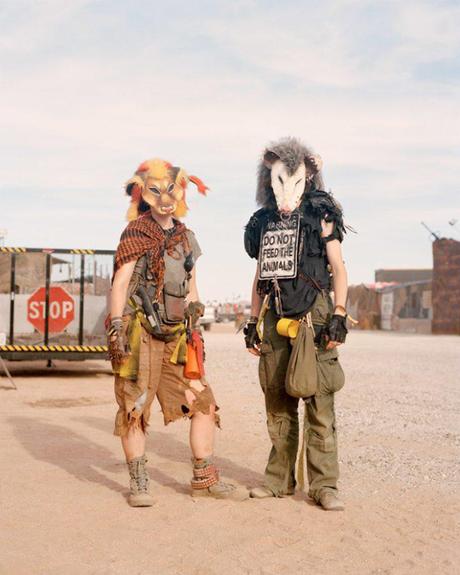 Anarchie et liberté : Joe Pettet-Smith photographie un festival post-apocalyptique