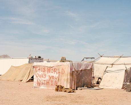 Anarchie et liberté : Joe Pettet-Smith photographie un festival post-apocalyptique