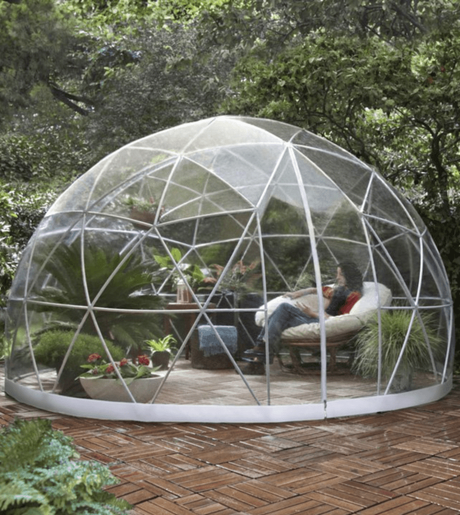 serre garden igloo espace détente fauteuil confortable plantes vertes - clemaroundthecorner