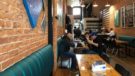 Les gens discutent à une table dans une brasserie.