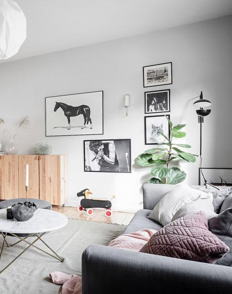 papier peint salon lumineux table marbre blanc jeu enfant bois - blog déco - clem around the corner