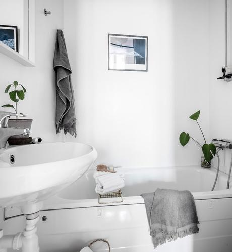 papier peint salle de bain blanche serviette grise baignoire lavabo - blog déco - clem around the corner