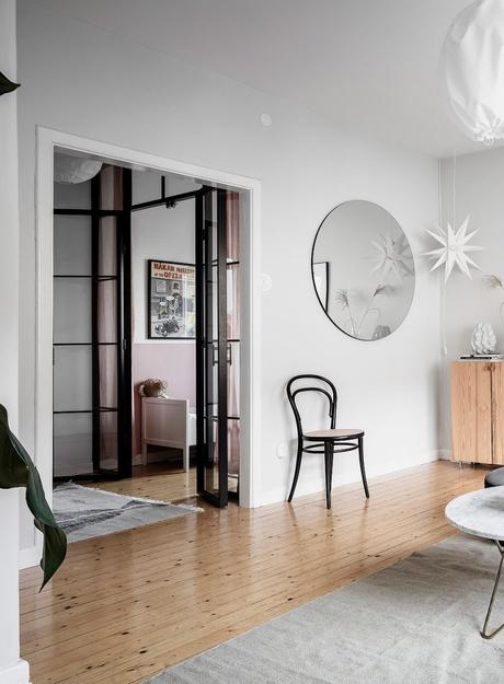 papier peint salon lumineux chaise cannage noir jeu enfant bois - blog déco - clem around the corner