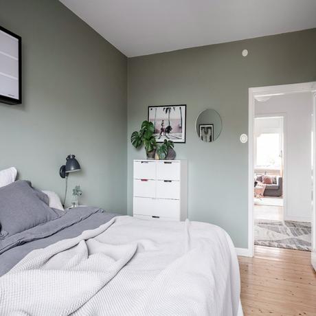 papier peint chambre vert gris parquet bois linge blanc tapis - blog déco - clem around the corner