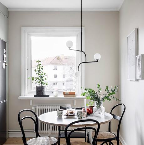 papier peint cuisine table chaise cannage frigo gris fenêtre plante verte - blog déco - clem around the corner
