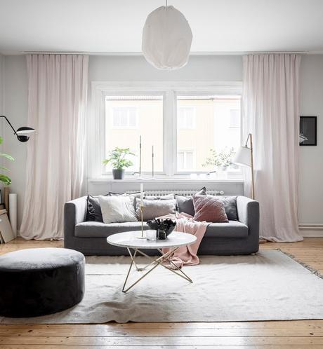 papier peint salon spacieux lumineux rose gris blanc laiton moderne - blog déco - clem around the corner