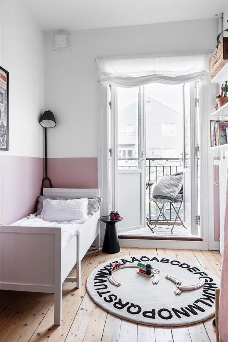 papier peint chambre enfant mur bicolore rose blanc table chevet noire - blog déco - clem around the corner