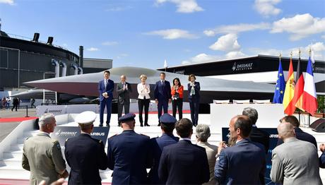 Eric Trappier, Président-Directeur général de DASSAULT AVIATION et Dirk Hoke