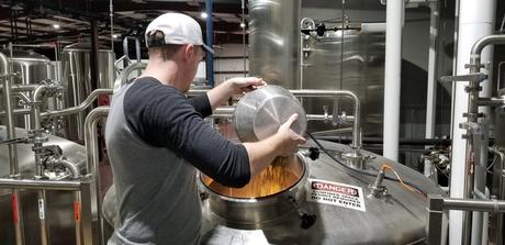 Brasserie fabriquant de la bière pour sensibiliser au cancer