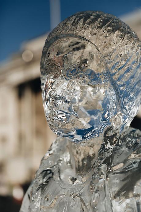 Une statue de glace Greta Thunberg installée à Trafalgar Square