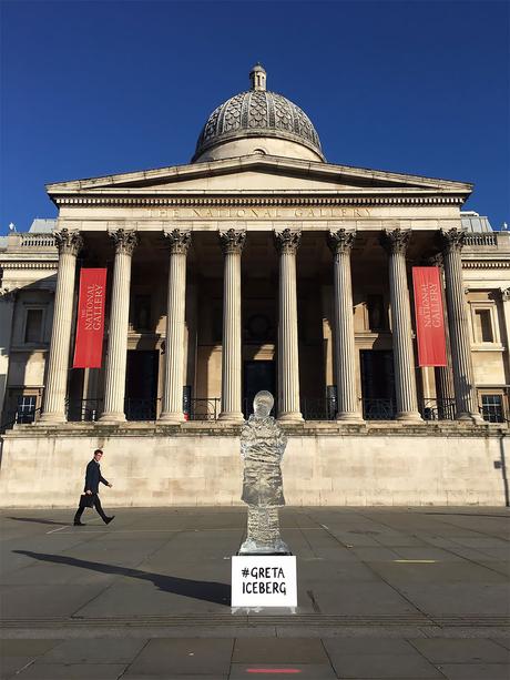 Une statue de glace Greta Thunberg installée à Trafalgar Square