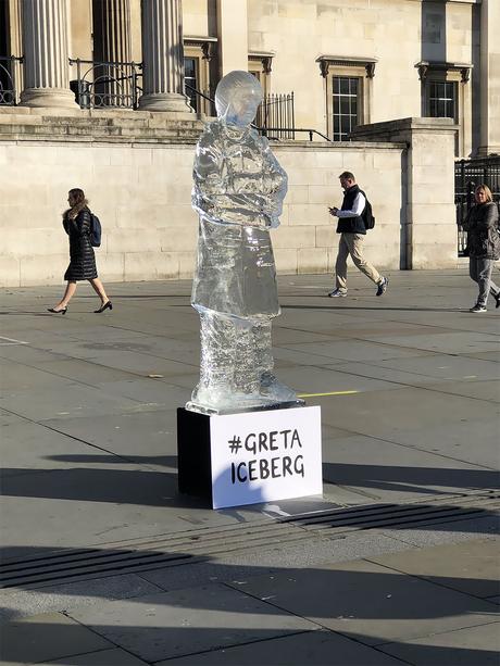 Une statue de glace Greta Thunberg installée à Trafalgar Square