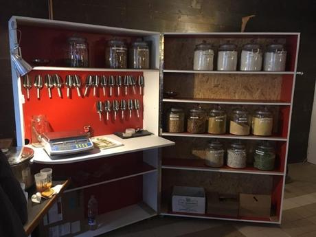 Le mobilier qui héberge les conteneurs a été fabriqué sur mesure par les volontaires.