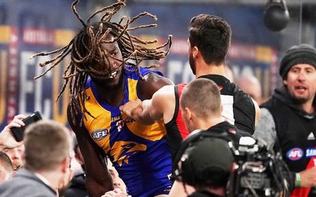 News bière – Les supporters de Footy font l’un des torts les plus sévères pour un incident de lancement de bière
– Malt Nic Naitanui a été impliqué dans une bagarre sauvage au stade Optus contre Essendon.