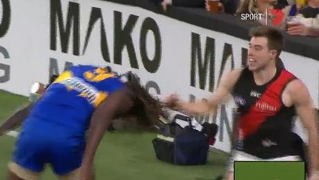 News bière – Les supporters de Footy font l’un des torts les plus sévères pour un incident de lancement de bière
– Malt Zach Merrett a été surpris en train de tirer les cheveux de Nic Naitanui.