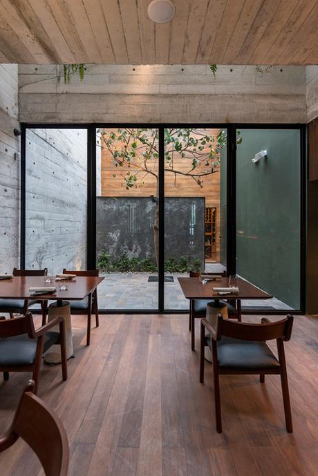 Un restaurant niché dans une cathédrale de béton végétalisée