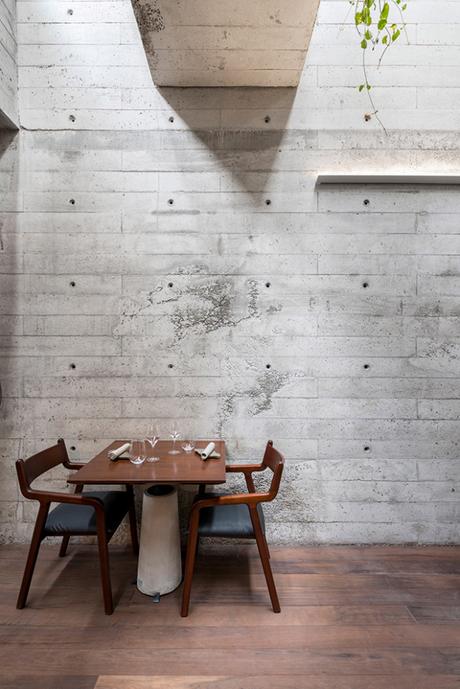 Un restaurant niché dans une cathédrale de béton végétalisée Un restaurant niché dans une cathédrale de béton végétalisée
