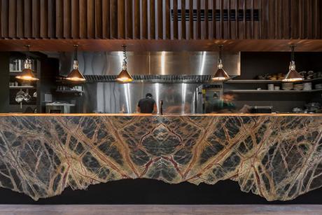 Un restaurant niché dans une cathédrale de béton végétalisée Un restaurant niché dans une cathédrale de béton végétalisée