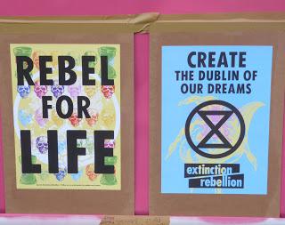 EXTINCTION REBELLION:  Merrion Square Dublin: la force des images, un bateau pour l'avenir!