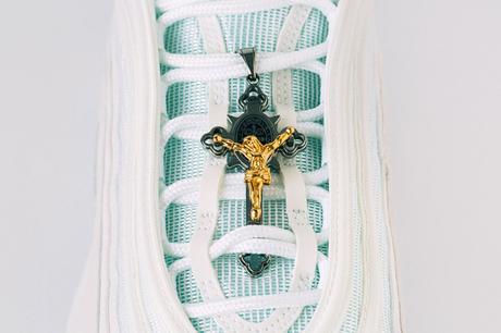 Des Nike Air Max « JESUS » remplies d’eau bénite