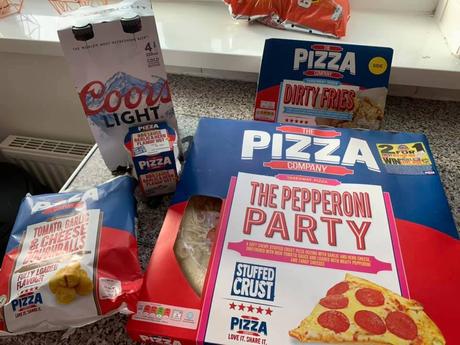   Tesco propose une énorme pizza, deux plats, des trempettes et des boissons, le tout pour un repas!
