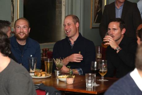 Le prince William, duc de Cambridge, discute de la santé mentale avec des fans de football et du directeur de Chelsea, Frank Lampard, dans le cadre de la campagne Heads Up dans un pub londonien lors du match Angleterre vs République tchèque du 11 octobre 2019.