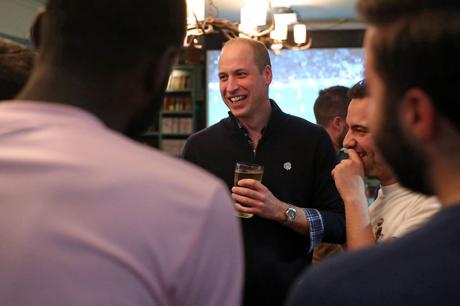 Le prince William, duc de Cambridge, discute de la santé mentale avec des fans de football et du directeur de Chelsea, Frank Lampard, dans le cadre de la campagne Heads Up dans un pub londonien lors du match Angleterre vs République tchèque du 11 octobre 2019.
