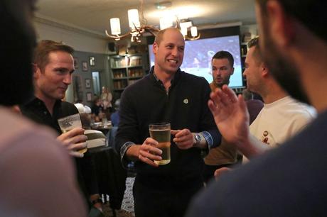Le prince William, duc de Cambridge, discute de la santé mentale avec des fans de football et du directeur de Chelsea, Frank Lampard, dans le cadre de la campagne Heads Up dans un pub londonien lors du match Angleterre vs République tchèque du 11 octobre 2019.